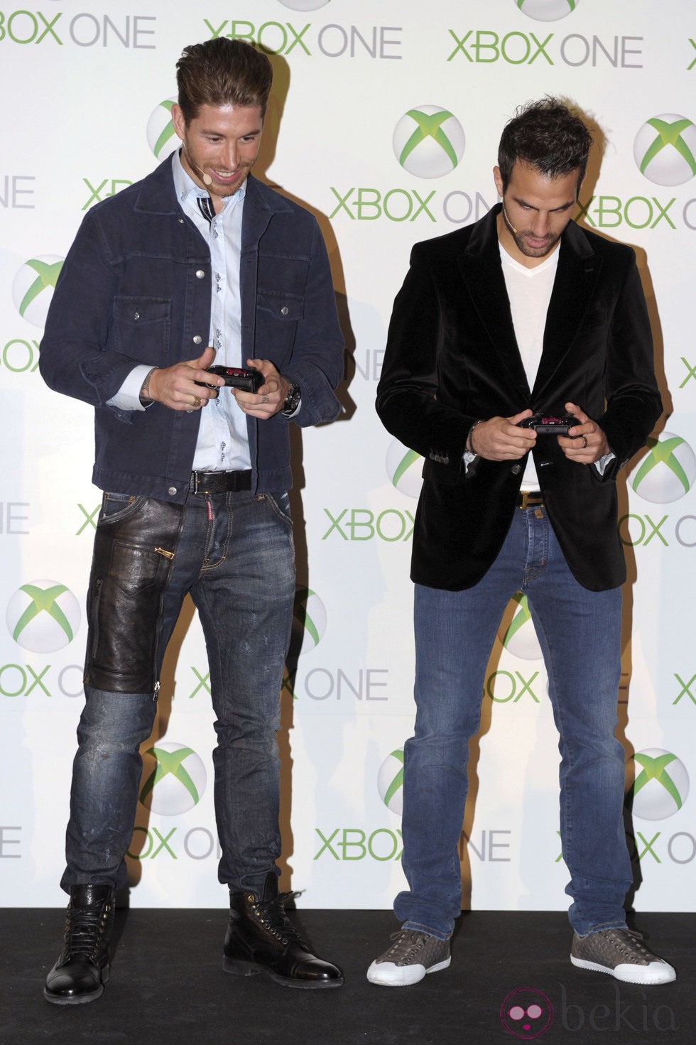 Sergio Ramos y Cesc Fábregas jugando a la Xbox One