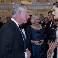 El Príncipe de Gales y la Duquesa de Cornualles con Jessie J en la Royal Variety Performance