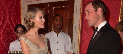 El Príncipe Guillermo charla con Taylor Swift en la Winter Whites Gala 2013