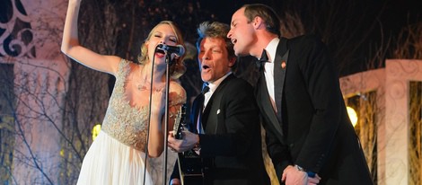 Taylor Swift, Jon Bon Jovi y el Príncipe Guillermo cantando en la Winter Whites Gala 2013