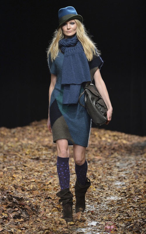 Vestido de punto azul de la colección otoño/invierno 2013/2014 de Benetton