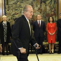 El Rey reaparece con muletas en su primer acto tras su operación de cadera