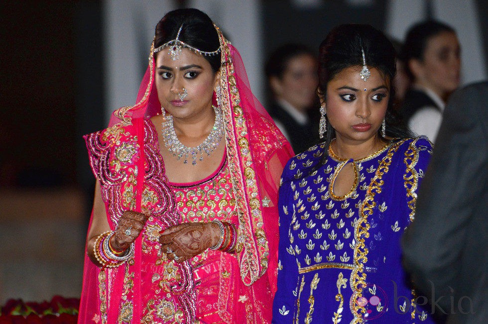 Shristi Mittal y su dama de honor en su boda con Gulraj Behl en Barcelona