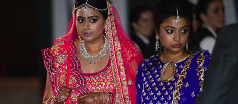 Shristi Mittal y su dama de honor en su boda con Gulraj Behl en Barcelona