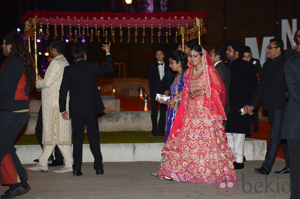 Shristi Mittal bajo un palanquín a su llegada a su boda con Gulraj Behl en Barcelona