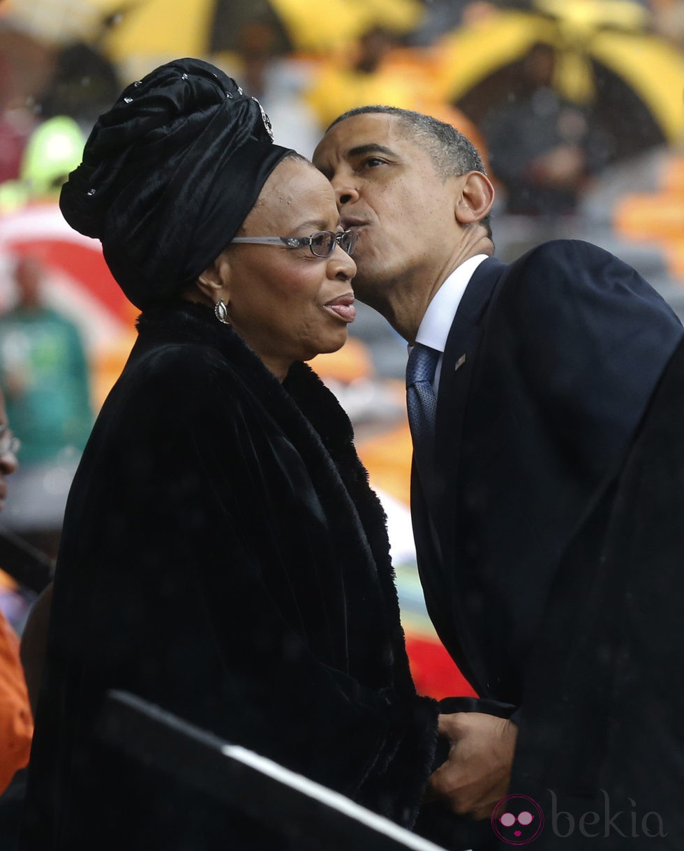 Barack Obama besa a Graça Machel en el funeral de Nelson Mandela