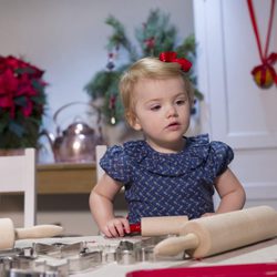 Estela de Suecia hace galletas de Navidad