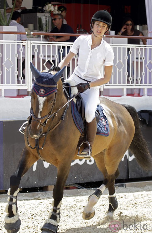 Carlota Casiragui en un concurso de hípica con botas de montar