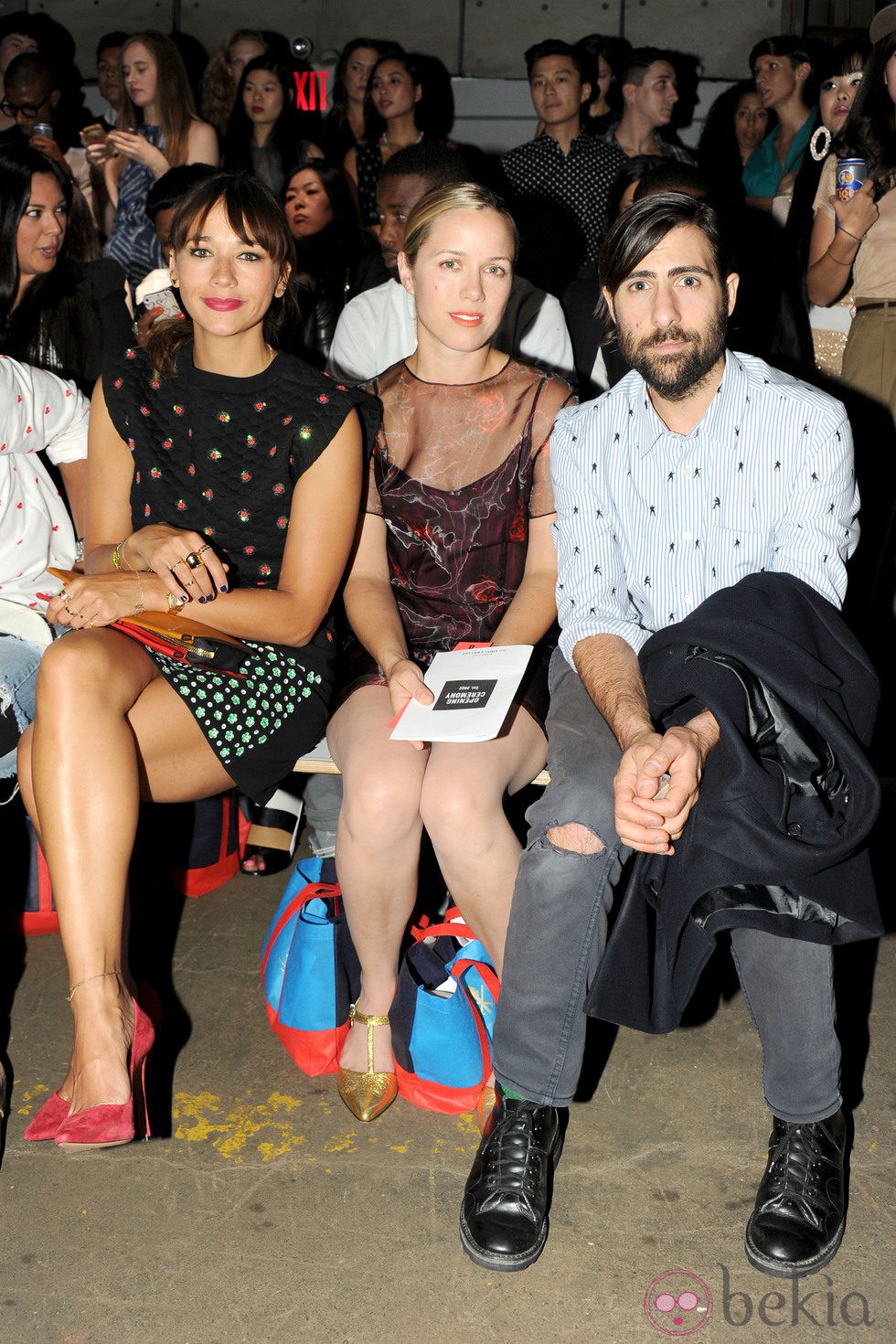 Rashida Jones, Brady Cunningham y Jason Schwartzman en un desfile