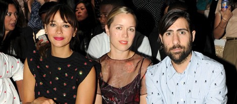 Rashida Jones, Brady Cunningham y Jason Schwartzman en un desfile