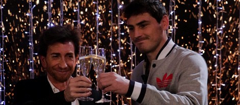 Iker Casillas y Pablo Motos brindando en 'El Hormiguero'