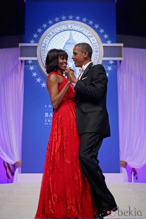 Michelle Obama con un vestido rojo en el baile celebrado tras la toma de posesión del segundo mandato de Obama