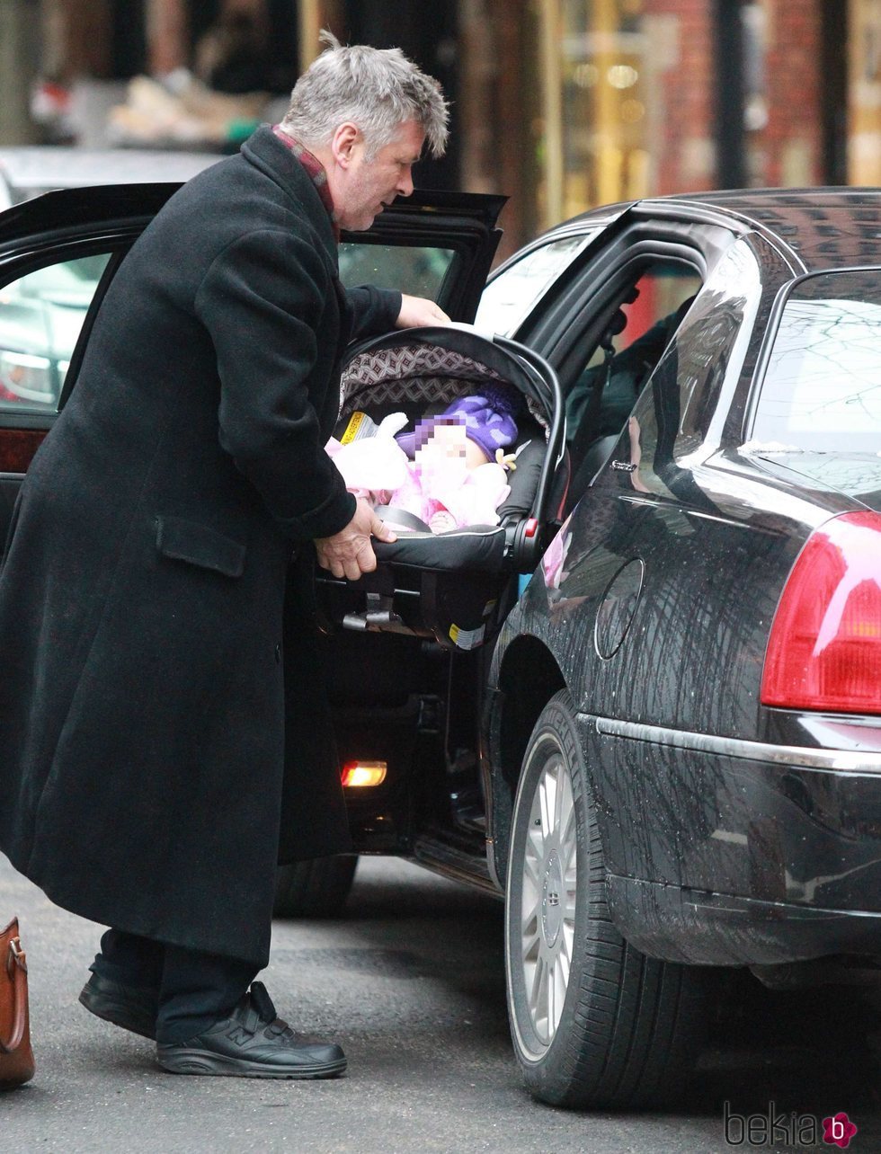 Alec Baldwin con su hija Carmen Gabriela en Nueva York