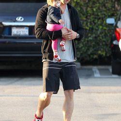 Chris Hemsworth con su hija India Rose en brazos por Santa Monica