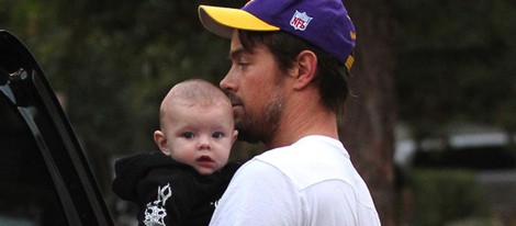 Josh Duhamel con su hijo Axl Jack en brazos