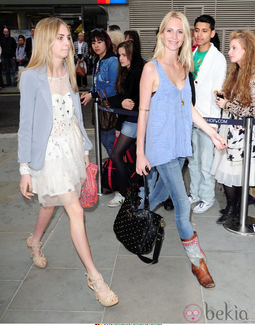 Cara Delevingne y su hermana Poppy en 2010