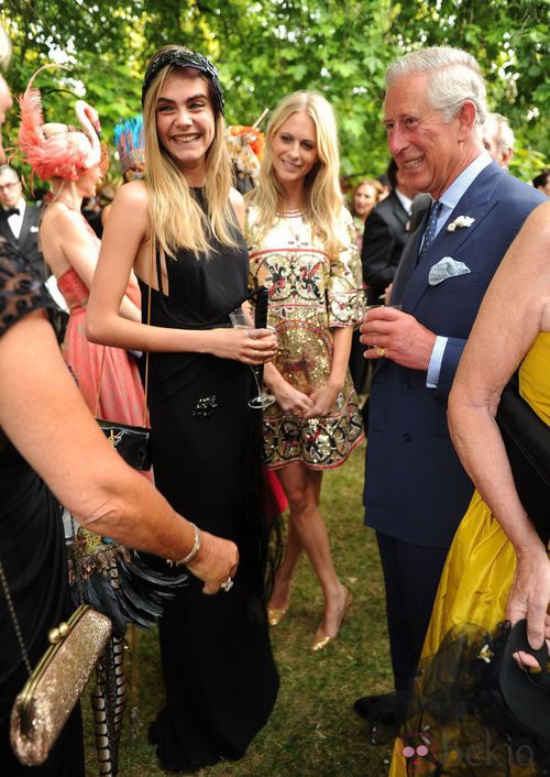 Cara Delevingne con su hermana y Carlos de Inglaterra