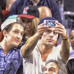Zac Efron se hace una selfie con Miles Teller y Michael B. Jordan