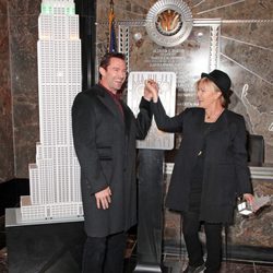 Hugh Jackman y su esposa Deborra-Lee Furness iluminan el Empire State el Día de Australia