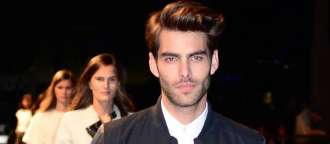 Jon Kortajarena desfilando para Mango en la 080 Barcelona Fashion 2014