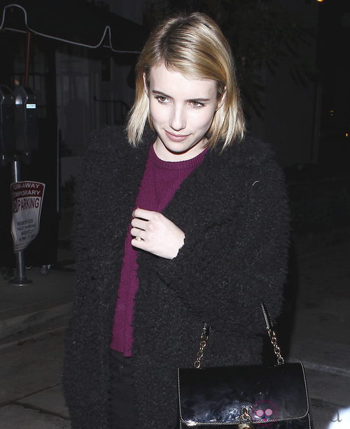 Emma Roberts luce su anillo de compromiso