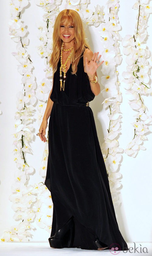 Rachel Zoe sale a saludar tras su desfile primavera/verano 2014 en la Semana de la Moda de Nueva York