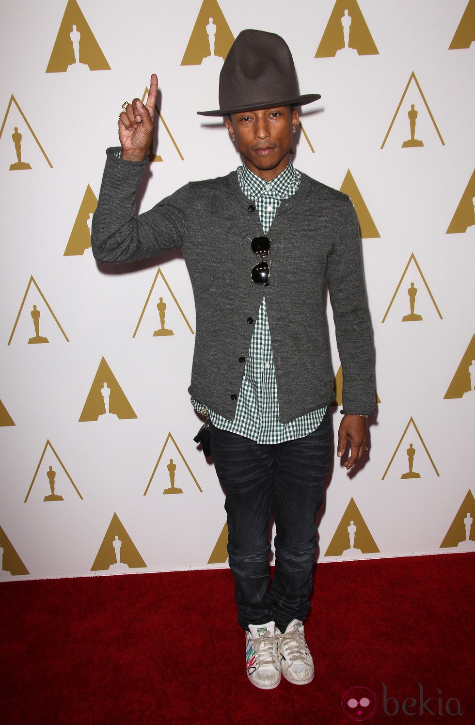 Pharrell Williams și câteva din ținutele sale 7 53521 pharrell williams almuerzo nominados oscar 2014