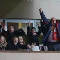 Alberto de Mónaco, Pierre Casiraghi y Gad Elmaleh celebran un gol del Mónaco