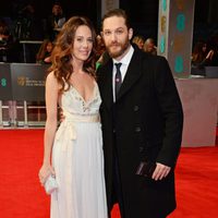Kelly Marcel y Tom Hardy en la alfombra roja de los BAFTA 2014