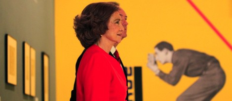 La Reina Sofía admirando las obras de la colección del IVAM
