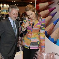 La Infanta Elena mira un expositor en AULA 2014
