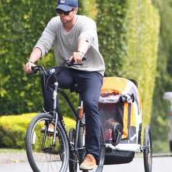 Chris Hemsworth paseando en bici con India Rose por Malibú