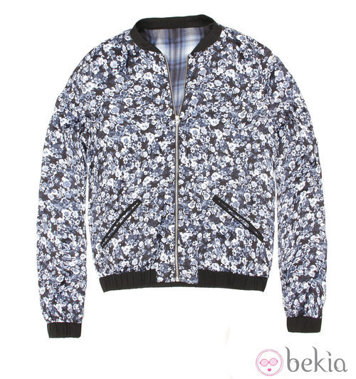Chaqueta reversible de flores de la línea 'Índigo Revolution' de Bershka en 2014