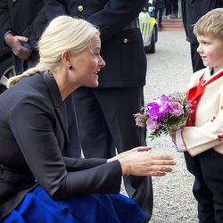 Mette-Marit habla con un niño en el acto celebrado el Día Internacional de la Mujer