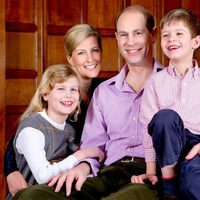 El Príncipe Eduardo con Sophie Rhys-Jones y sus hijos con motivo de su 50 cumpleaños