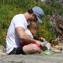 Chris Hemsworth jugando con India Rose en la playa de Malibú