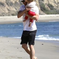 Chris Hemsworth con su hija India Rose en brazos en la playa de Malibú
