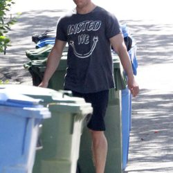 Chris Hemsworth sacando la basura