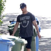 Chris Hemsworth sacando la basura