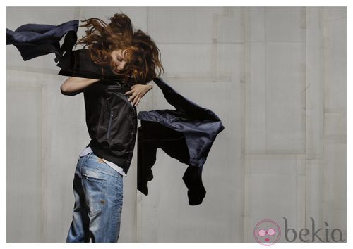 Lily Cole posando para la campaña primavera/verano 2014 de G-Star Raw