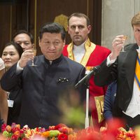 El Rey de Holanda y el presidente de China brindan en una cena de gala en Amsterdam