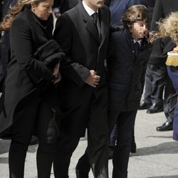 Adolfo Suárez Illana con su mujer Isabel y uno de sus hijos en el funeral de Adolfo Suárez