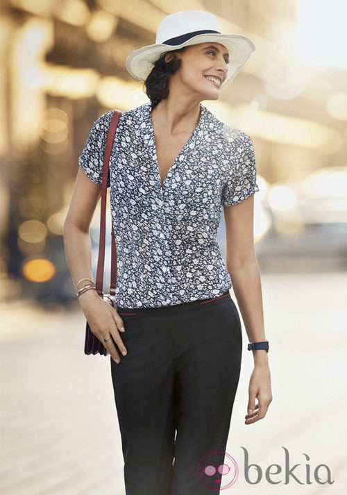 Inès de la Fressange posando para Uniqlo con un conjunto de camiseta estampada y pantalón azul marino