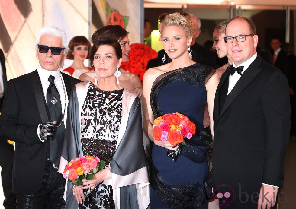 Karl Lagerfeld, Carolina de Mónaco, Charlene de Mónaco y Alberto de Mónaco en el Baile de la Rosa 2014