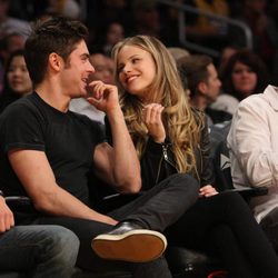 Zac Efron y Halston Sage en un partido de Los Angeles Lakers