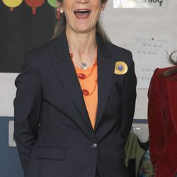 La Infanta Elena ríe divertida en su visita al colegio Tres Olivos