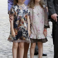 Las Infantas Leonor y Sofía en la misa de Pascua en Palma