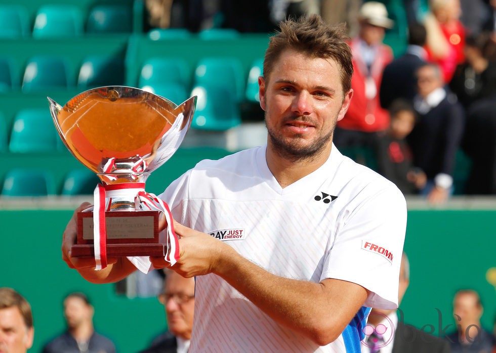 Stanislas Wawrinka con su trofeo de ganador del Masters 1.000 de Montecarlo 2014