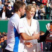 Alberto y Charlene de Mónaco entregando el trofeo de Montecarlo 2014 a Stanislas Wawrinka