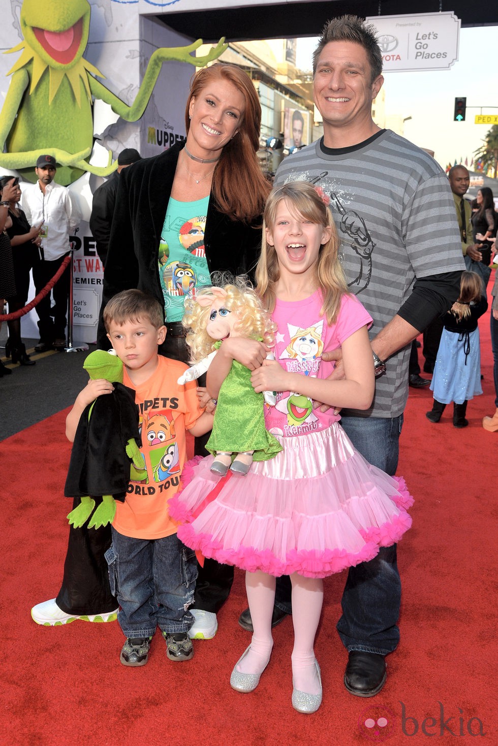 Angie Everhart y Carl Ferro con sus respectivos hijos